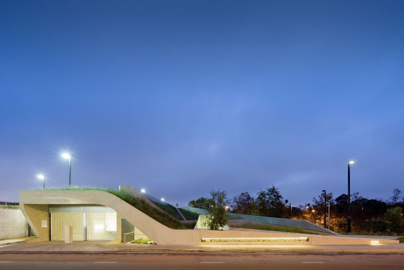 Το Μουσείο Ολοκαυτώματος του Λος Άντζελες, σχεδιασμένο με μια από τις μεγαλύτερες πράσινες στέγες στην Καλιφόρνια. (Belzberg Architects)