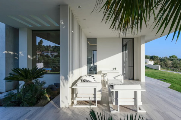 Y(acht) House: Ένα εντυπωσιακό σπίτι στη Χαλκιδική, με ιδιαίτερες γραμμές