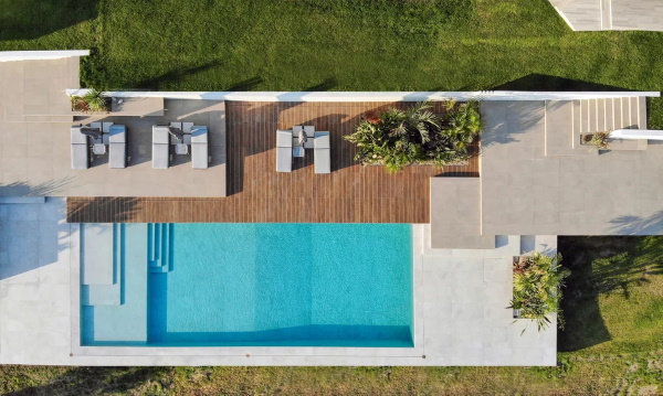 Y(acht) House: Ένα εντυπωσιακό σπίτι στη Χαλκιδική, με ιδιαίτερες γραμμές