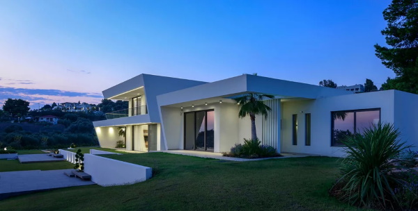 Y(acht) House: Ένα εντυπωσιακό σπίτι στη Χαλκιδική, με ιδιαίτερες γραμμές