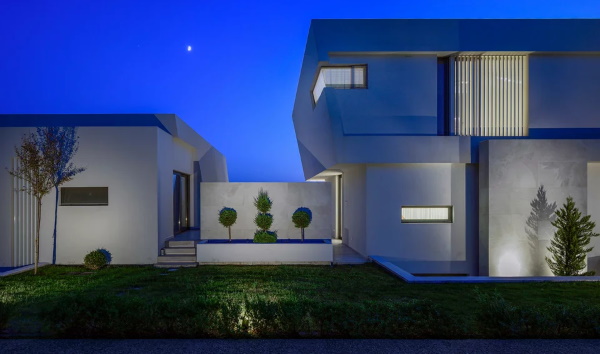 Y(acht) House: Ένα εντυπωσιακό σπίτι στη Χαλκιδική, με ιδιαίτερες γραμμές