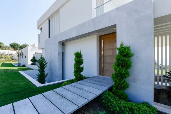 Y(acht) House: Ένα εντυπωσιακό σπίτι στη Χαλκιδική, με ιδιαίτερες γραμμές