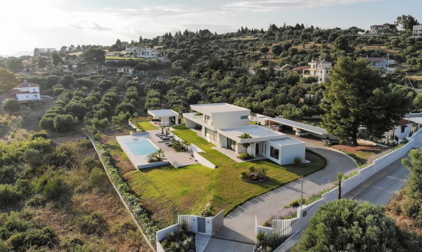 Y(acht) House: Ένα εντυπωσιακό σπίτι στη Χαλκιδική, με ιδιαίτερες γραμμές