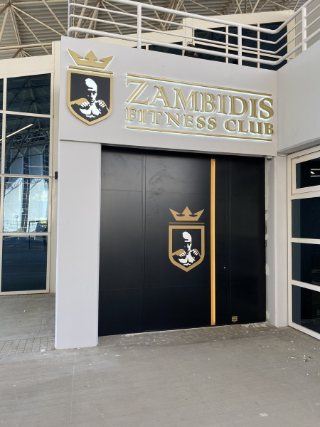 Όταν ο “Iron” Mike Zambidis συνάντησε την TEXNH “Aluminum” Pivot Door