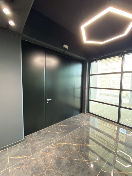 Όταν ο “Iron” Mike Zambidis συνάντησε την TEXNH “Aluminum” Pivot Door