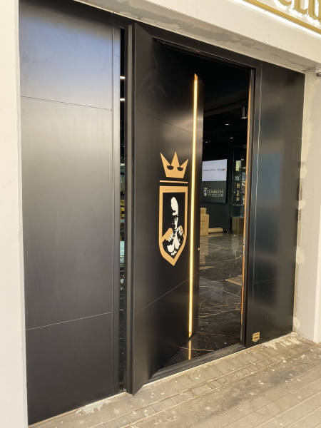 Όταν ο “Iron” Mike Zambidis συνάντησε την TEXNH “Aluminum” Pivot Door