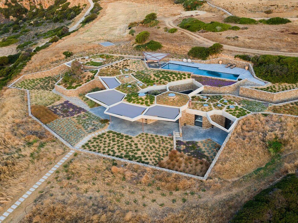 Ένα πετρόχτιστο δωμάτιο με κήπο στην Κέα απέσπασε βραβείο Aρχιτεκτονικής ΕΙΑ