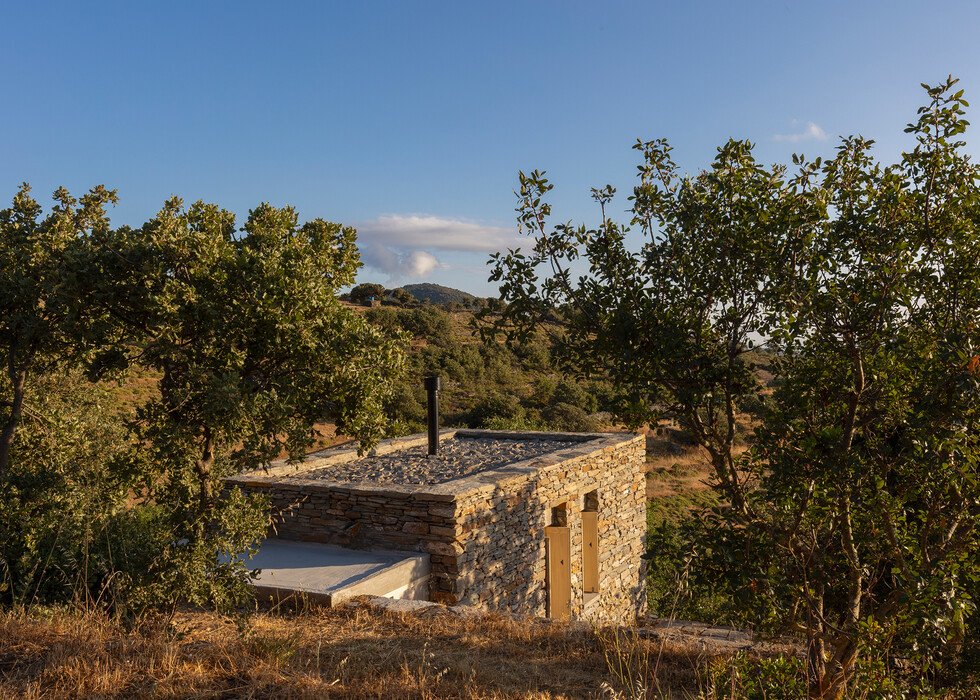 Ένα πετρόχτιστο δωμάτιο με κήπο στην Κέα απέσπασε βραβείο Aρχιτεκτονικής ΕΙΑ
